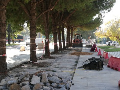Pavimento del acerado de la calle Inca Garcilaso levantado para posterior nueva pavimentación