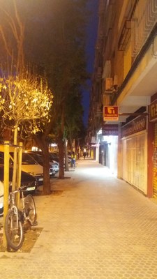 Efecto de la nueva iluminación sobre las aceras de la calle Santa Cecilia