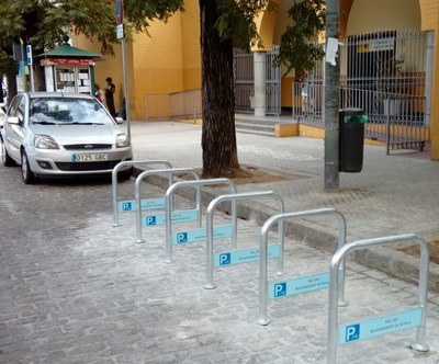 Ejemplo de bicicleterios en forma de U invertida instalados en una calle Sevilla 