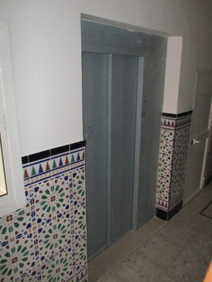 Imagen de un ascensor instalado en un bloque de edificios