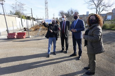 El alcalde y la delegada del distrito junto con personal técnico, en su visita a las obras