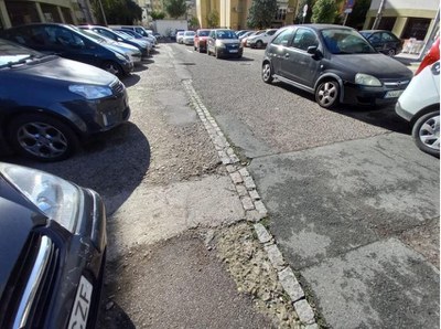 Ejemplo de los numerosos desperfectos que presentan las calzadas que van a ser renovadas. En la imagen, la de la  calle Talabarnero, en el distrito Norte