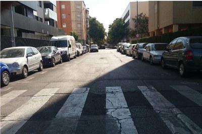 Estado del pavimento de la calzada de la calle Baltasar Gracián, en las cercanías de la estación de Santa Justa
