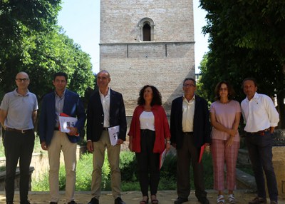 El delegado de Hábitat Urbano, Antonio Muñoz, posa junto a la Torre de don Fadrique rodeado de parte de su equipo político y técnico