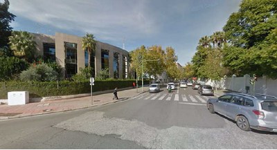 Embocadura de la calle Manuel Siurot donde se aprecia el mal estado del pavimento
