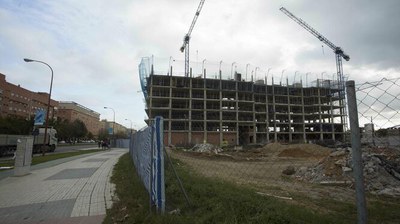 Ejemplo de nuevo edificio de viviendas en construcción en la Avenida de las Ciencias, en Sevilla Este