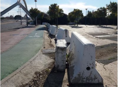 Aspecto deteriorado que presenta en la actualidad la zona de entrada a la Isla de la Cartuja desde el Puente de la Barqueta 