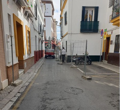 La zona de intervención ya está delimitada y la máquina excavadora en funcionamiento