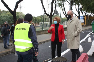 Los delegados de Hábitat Urbano y del distrito Este conversan con la dirección de obras en una visita realizada a la nueva infraestructuraLa nueva infr