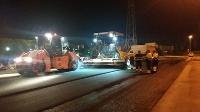Trabajos de extendido de aglomerado anoche en la calle Pergamino