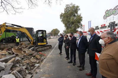 El alcalde y los delegados de su gobierno, junto con representantes de los empresarios y de la Gerencia de Urbanismo, contemplan los trabajos de demolición del pavimento