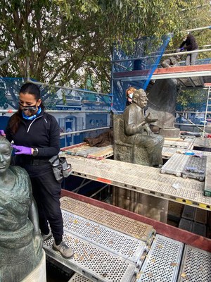 Un momento de los trabajos de mantenimiento de las esculturas a cargo de tres restauradoras de la empresa BENZA 