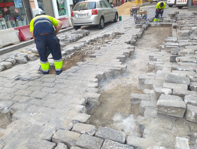 Trabajos de adoquinado en una calle del Casco Antiguo de Sevilla