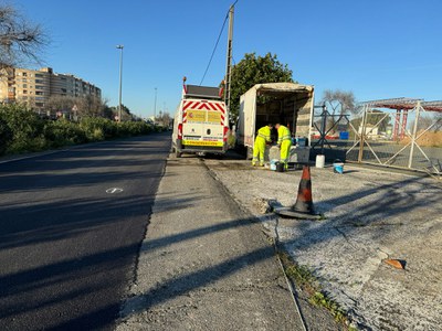 Trabajos de reasfaltado de esta misma mañana de la vía de servicio de la A-4 intervenida