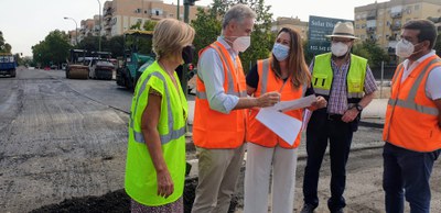 Técnicos de la Gerencia de Urbanismo explican las obras a la delegada municipal del distrito Sur