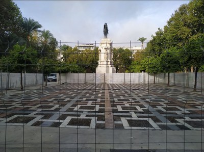 Espacio de la plaza acotado para los primeros trabajos que ahora comienzan