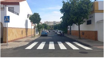 Nuevo aspecto de la calle Sumatra, en Sevilla Este, tras las obras de reasfaltado realizadas la semana pasada