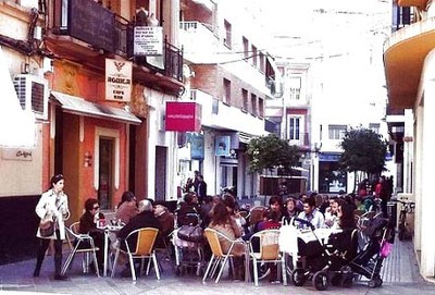 Veladores de un establecimiento hostelero en una calle de Sevilla 
