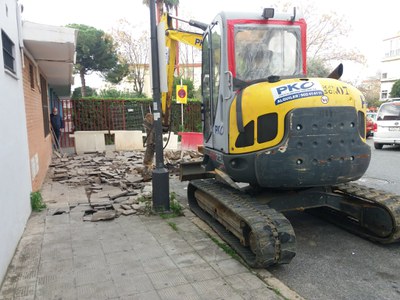 Un vecino de la Ronda de Pío XII observa los trabajos de retirada del pavimento del acerado para la instalación de uno nuevo