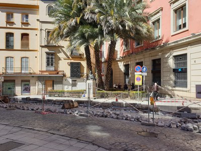 Trabajos de demolición del pavimento junto al monumento a Cervantes