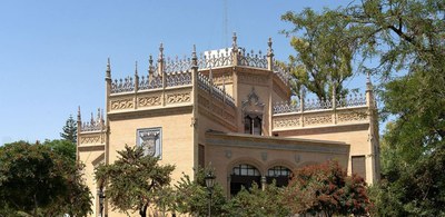 Vista lateral del Pabellón Real que muestra la belleza de los elementos decorativos de sus fachadas