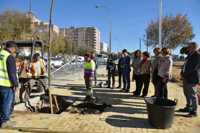 Operarios de la empresa contratista en un momento de la plantación, en presencia del delegado de Parques y Jardines, David Guevara, de la delegada de los Remedios, Carmen Castreño, y de técnicos de Urbanismo y de Parques y Jardines
