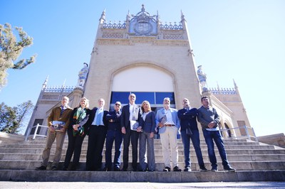 El delegado de Hábitat Urbano rodeado del equipo técnico de Urbanismo y de miembros de la empresa adjudicataria que han realizado los trabajos de restauración de las fachadas