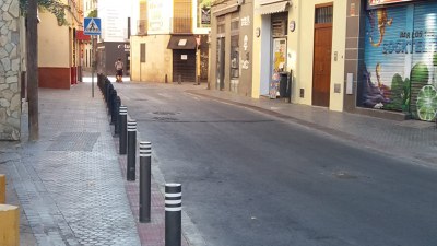 Aspecto de la calle Amor de Dios tras las reparaciones realizadas en los acerados