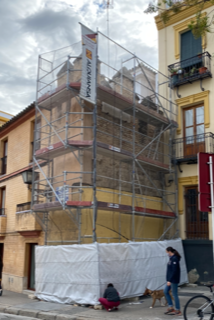 Andamiaje colocado sobre el lienzo de muralla objeto de esta intervención