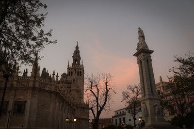 Monumento a la Inmaculada Concepción al atardecer, en el centro de la Plaza del Triunfo, frente a la Catedral y la Giralda