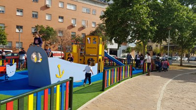 Niños jugando en la nueva zona de juegos infantiles creada en la calle Japón, en Sevilla Este
