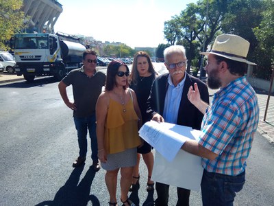 El delegado del distrito Sur, Joaquín del Castillo, atiende a las explicaciones del técnico de Urbanismo durante una visita a las obras realizadas en la calle Doctor Fleming