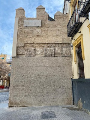 Aspecto que presenta en la actualidad el lienzo emergente de la muralla almohade que se conserva donde se localizaba la desaparecida Puerta Real