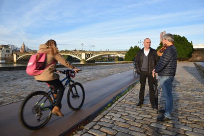 El delegado de Hábitat Urbano comprueba, junto a un técnico de Urbanismo, el resultado de las obras de mejora realizadas sobre el carril bici del Paseo Marqués de Contadero