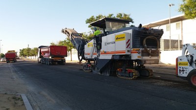 Máquinas fresadoras retiran el pavimento de la calzada de la calle Comercio para extender el nuevo firme
