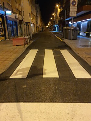 Paso de peatones recién pintado tras las tareas de repavimentación de la calzada ejecutadas