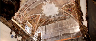 Imagen parcial de la bóveda principal de la Capilla donde se están recuperando las pinturas