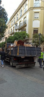 Todos los elementos retirados son transportados en camiones hasta almacenes municipales