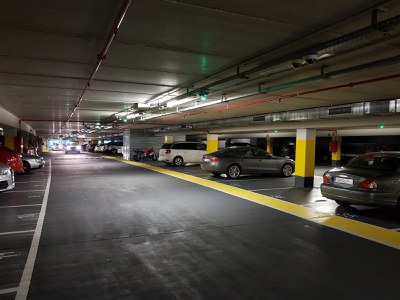 Coches aparcados en el interior de un aparcamiento subterráneo