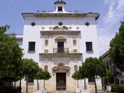 Fachada principal de la antigua iglesia, cuya portada es obra del arquitecto ubetense Alonso de Vandelvira