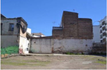 Interior del solar de la calle Tejares donde está previsto se edifiquen las viviendas y las construcciones terciarias