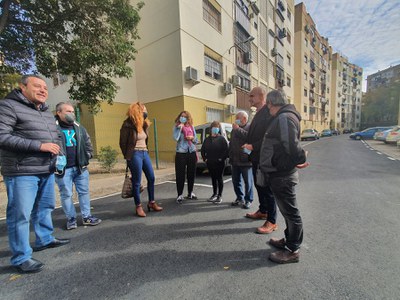 El delegado de Hábitat Urbano y la delegada del distrito Macarena, junto con representantes vecinales de la zona, han estado supervisando estos días el resultado de las intervenciones realizadas por Urbanismo