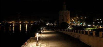 La Torre del Oro con su alumbrado monumental apagado