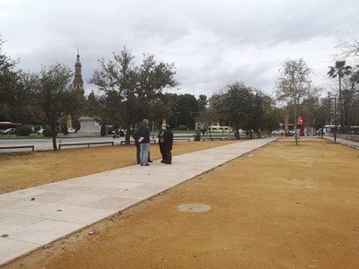 Nuevo aspecto que ofrece la explanada frente a la Glorieta del Cid tras las obras ejecutadas para su uso peatonal