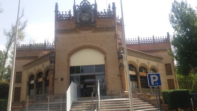 Vista de la entrada del Pabellón Real, en el Parque de María Luisa