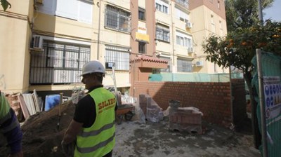 Obras para instalar un ascensor en un bloque de viviendas de la barriada de Pino Montano