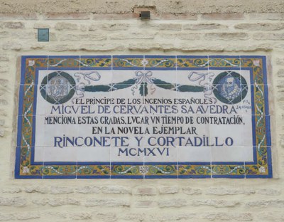 En las lápidas cervantinas que se conservan se menciona la alusión que el genial escritor hizo en sus obras al lugar donde se localizan