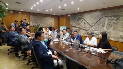 Un momento del encuentro mantenido entre los responsables de la Gerencia de Urbanismo y la delegación coreana
