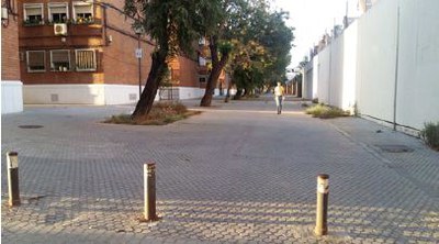 Una persona pasea junto a los arbustos del Paseo de Bonanza 
