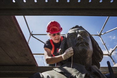 Trabajos de conservación en la escultura de Murillo, en la Plaza del Museo